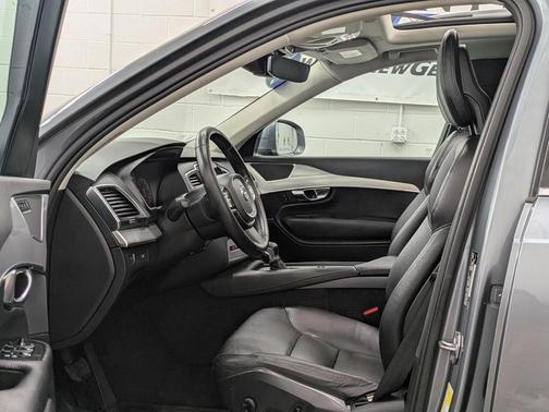 2016 Volvo XC90 T5 Momentum