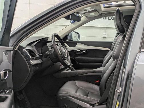 2016 Volvo XC90 T5 Momentum