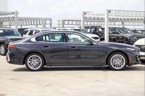 Dark Graphite 2024 BMW 530 530i