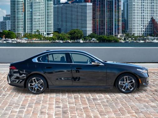 Black Sapphire Metallic 2024 BMW i5 eDrive40