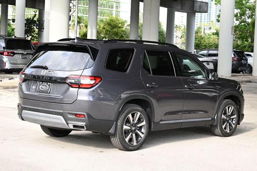 2025 Honda Pilot Touring 8-Passenger