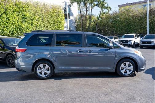 2016 Toyota Sienna LE