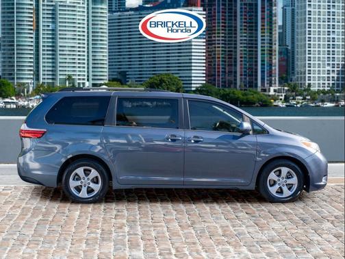 2016 Toyota Sienna LE