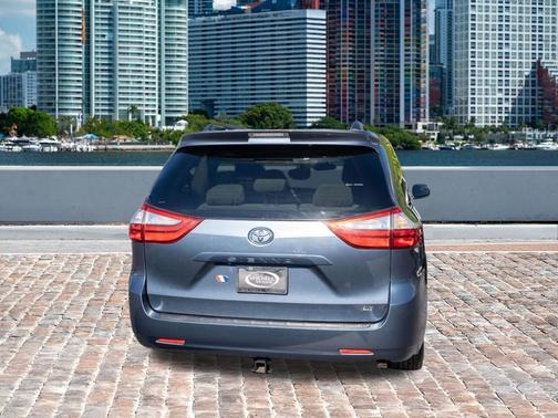 2016 Toyota Sienna LE