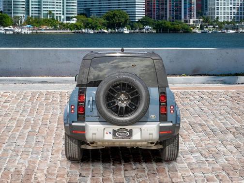 2022 Land Rover Defender 110 SE