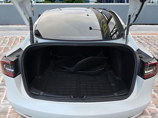 Pearl White Multi-Coat 2022 Tesla Model 3 Standard Range