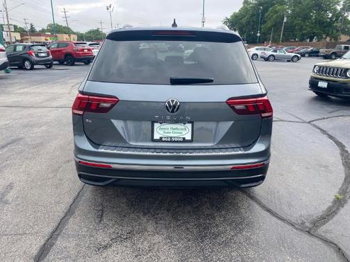 Platinum Gray Metallic 2022 Volkswagen Tiguan 2.0T SE