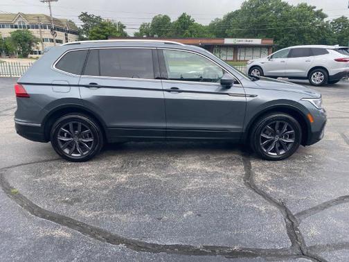 Platinum Gray Metallic 2022 Volkswagen Tiguan 2.0T SE