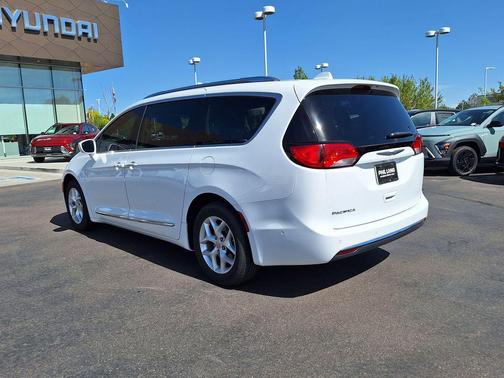 Bright White Clearcoat 2018 Chrysler Pacifica Touring-L