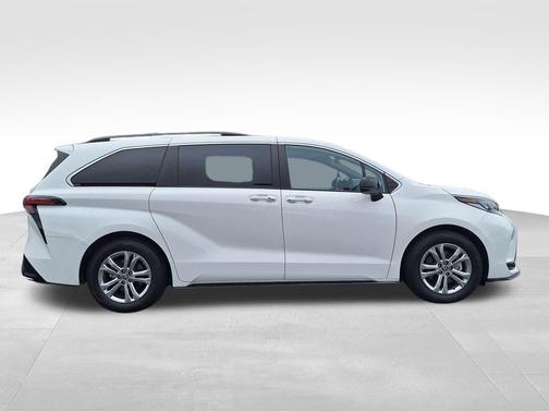 2023 Toyota Sienna XSE 7 Passenger