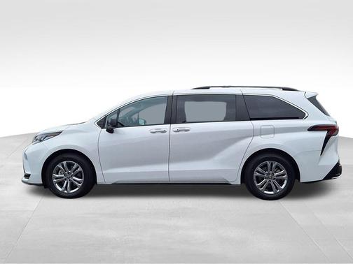 2023 Toyota Sienna XSE 7 Passenger