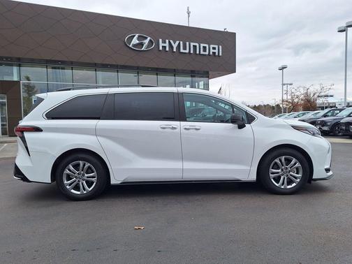 2023 Toyota Sienna XSE 7 Passenger