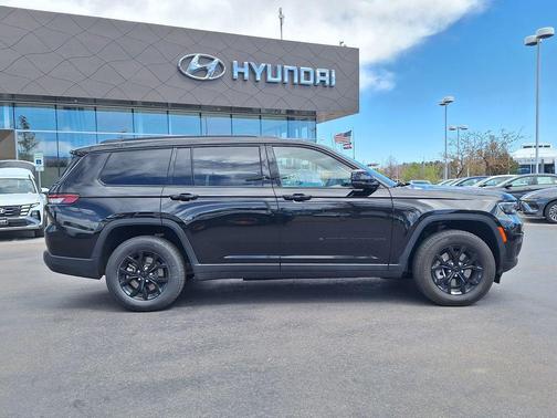 Diamond Black Crystal Pearlcoat 2024 Jeep Grand Cherokee L Altitude