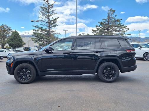 Diamond Black Crystal Pearlcoat 2024 Jeep Grand Cherokee L Altitude