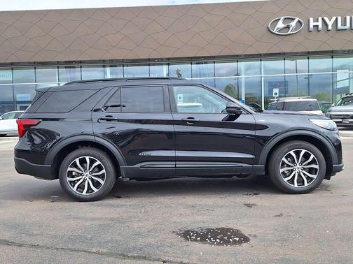 Black Metallic 2025 Ford Explorer ST-Line