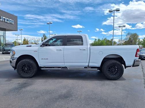 Bright White Clearcoat 2022 RAM 2500 Big Horn Crew Cab 4x4 6'4' Box