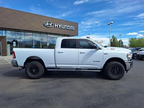 Bright White Clearcoat 2022 RAM 2500 Big Horn Crew Cab 4x4 6'4' Box