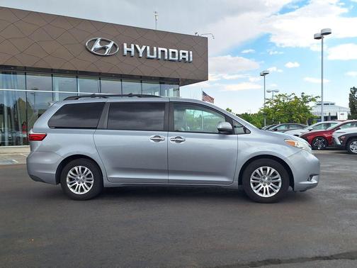 Silver Sky Metallic 2017 Toyota Sienna XLE
