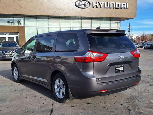 2020 Toyota Sienna SE