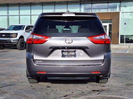 2020 Toyota Sienna SE