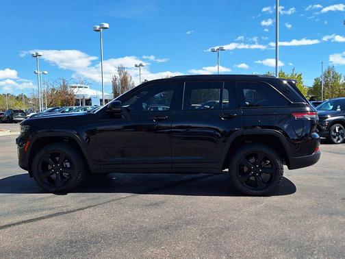 Diamond Black Crystal Pearlcoat 2024 Jeep Grand Cherokee Limited