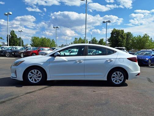 2019 Hyundai ELANTRA SE