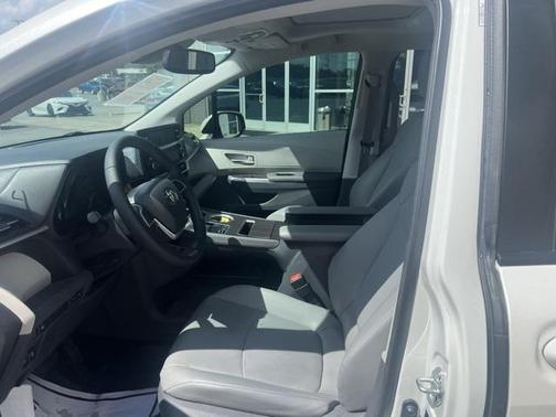 2021 Toyota Sienna XLE 8 Passenger