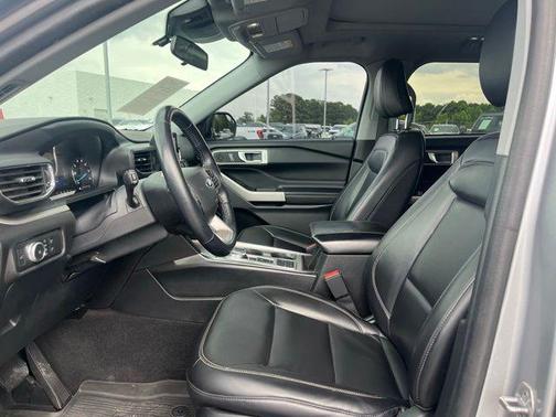 Iconic Silver Metallic 2022 Ford Explorer XLT