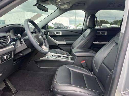Iconic Silver Metallic 2023 Ford Explorer XLT