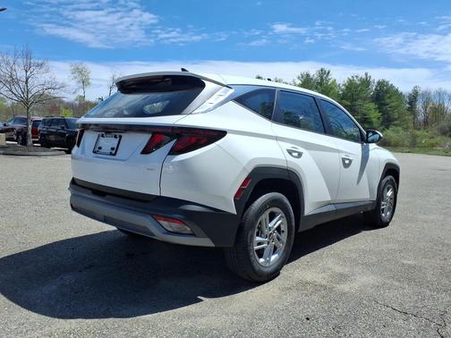 White Pearl 2026 Hyundai TUCSON SE