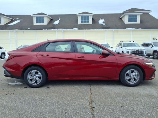 2025 Hyundai ELANTRA SE