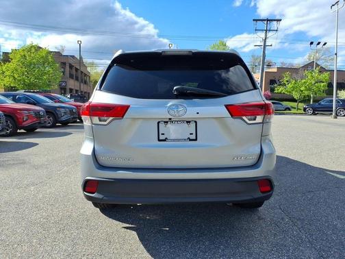 Celestial Silver Metallic 2018 Toyota Highlander XLE