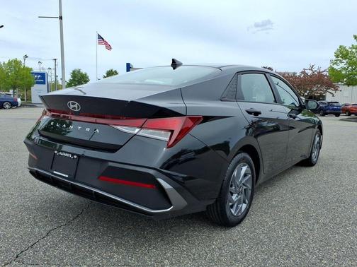 Black 2024 Hyundai ELANTRA SEL