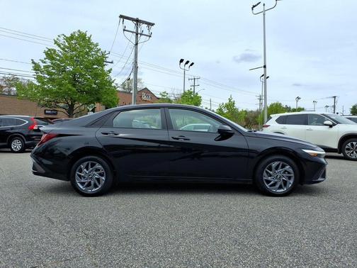 Black 2024 Hyundai ELANTRA SEL