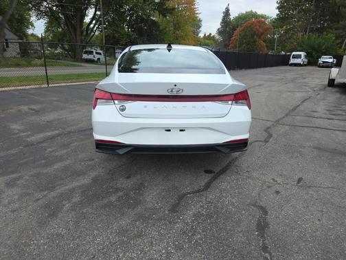 2022 Hyundai ELANTRA SEL