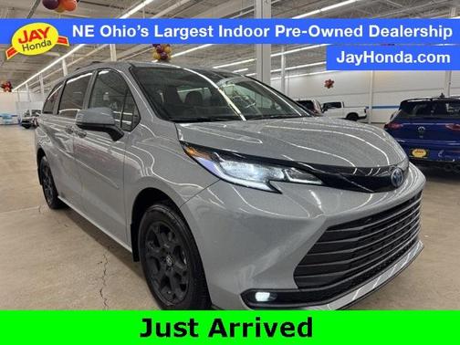 2025 Toyota Sienna Woodland Edition