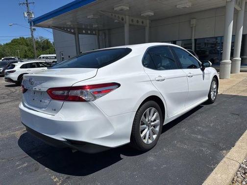 Super White 2018 Toyota Camry LE