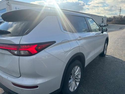 2023 Mitsubishi Outlander ES