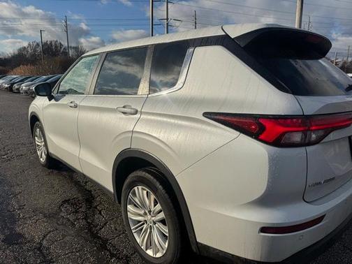 2023 Mitsubishi Outlander ES