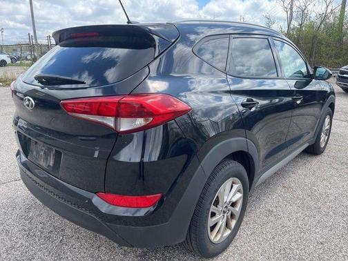 Black Noir Pearl 2017 Hyundai TUCSON SE