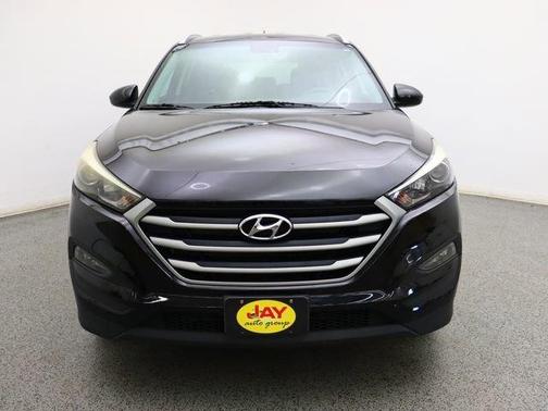 Black Noir Pearl 2017 Hyundai TUCSON SE