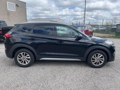 Black Noir Pearl 2017 Hyundai TUCSON SE