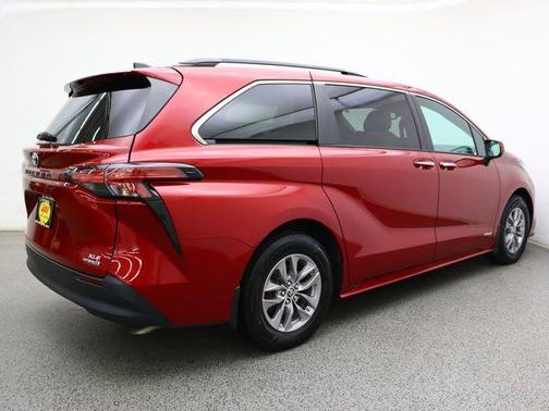 Pearl 2021 Toyota Sienna XLE