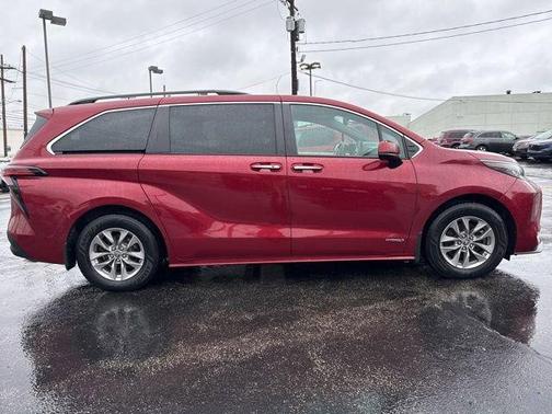 Pearl 2021 Toyota Sienna XLE