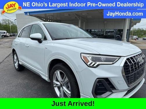 Glacier White Metallic 2023 Audi Q3 45 S line Premium