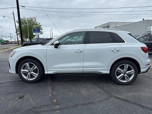Glacier White Metallic 2023 Audi Q3 45 S line Premium