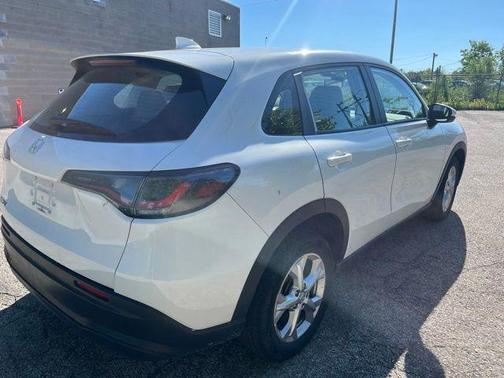 Platinum White Pearl 2024 Honda HR-V LX
