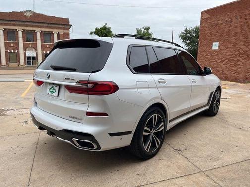 Mineral White Metallic 2022 BMW X7 xDrive40i