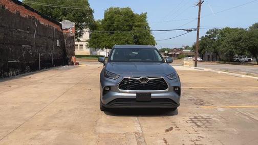 Moon Dust 2022 Toyota Highlander Limited