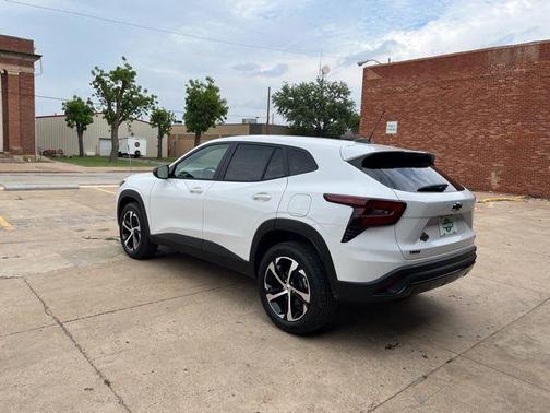 Summit White 2026 Chevrolet Trax 1RS